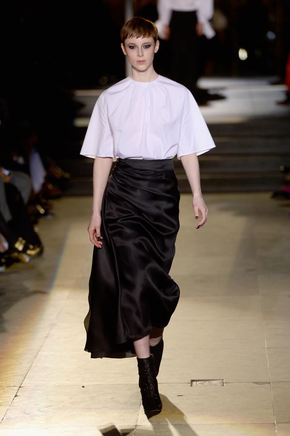 La camisa blanca y sus mil reinvenciones es, sin duda, la prenda más icónica del imaginario creativo de Carolina Herrera.