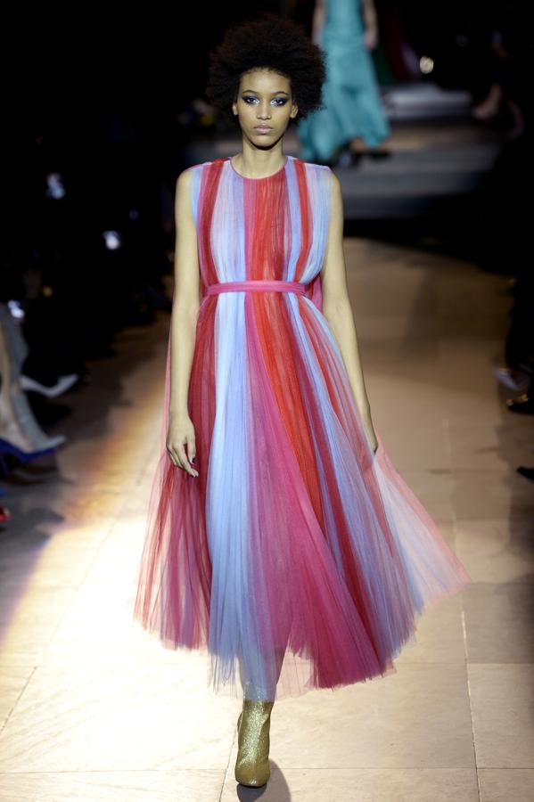 Fundada en 1981 por Carolina Herrera, el taller in-house de la marca combina la tradición de la artesanía de la alta costura con el uso y el pragmatismo del 'american way of life'.