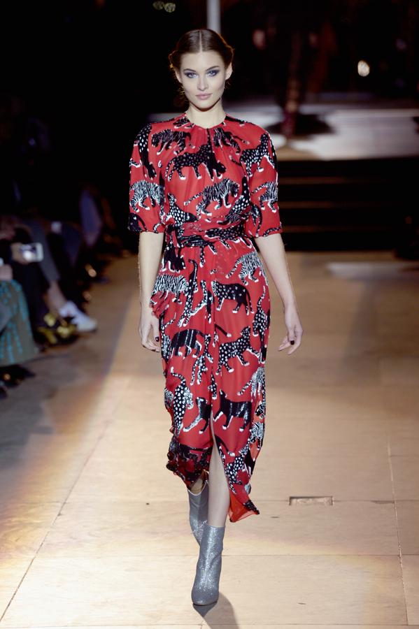 Detalles de la última colección de Carolina Herrera como directora creativa de su firma, durante el desfile en la Semana de la Moda de Nueva York.