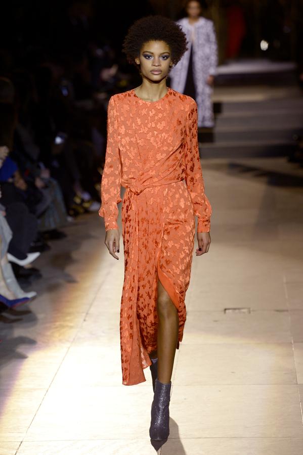 Detalles de la última colección de Carolina Herrera como directora creativa de su firma, durante el desfile en la Semana de la Moda de Nueva York.