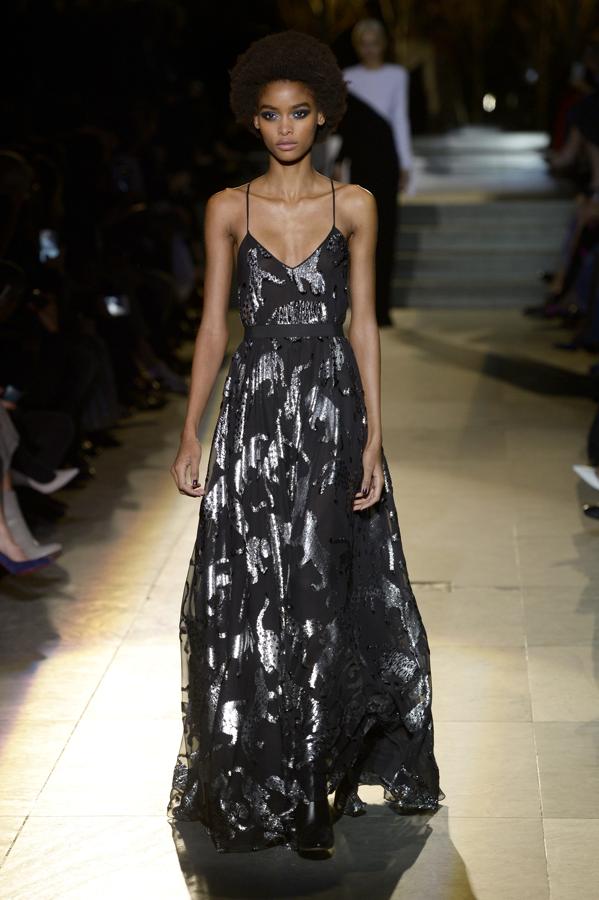 Detalles de la última colección de Carolina Herrera como directora creativa de su firma, durante el desfile en la Semana de la Moda de Nueva York.