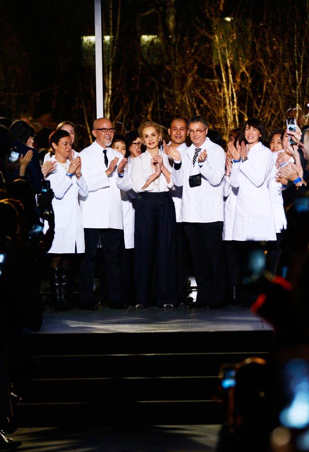 Carolina Herrera se despide como directora creativa de su firma después de 37 años, pasando a ser embajadora global de la marca y cediendo el testigo a Wes Gordon. ¡Gracias por tanto, maestra!
