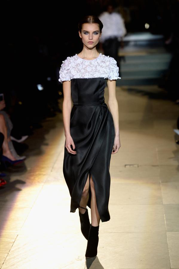 El blanco y negro, y los detalles 'couture' unidos a siluetas funcionales e hiperfemeninas han sido una constante en la trayectoria de Carolina Herrera, y también en su última colección en NYFW.