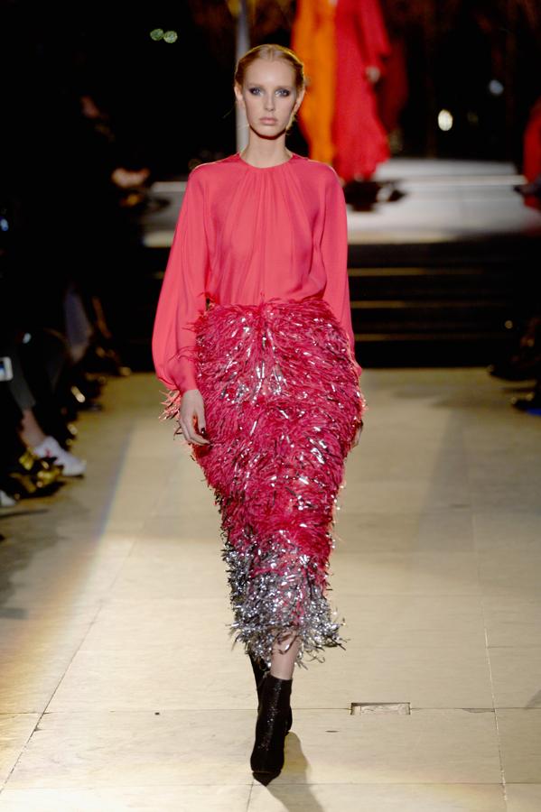 El juego de texturas y el color se adueñan de este look de la última colección de Carolina Herrera como directora creativa de su firma.