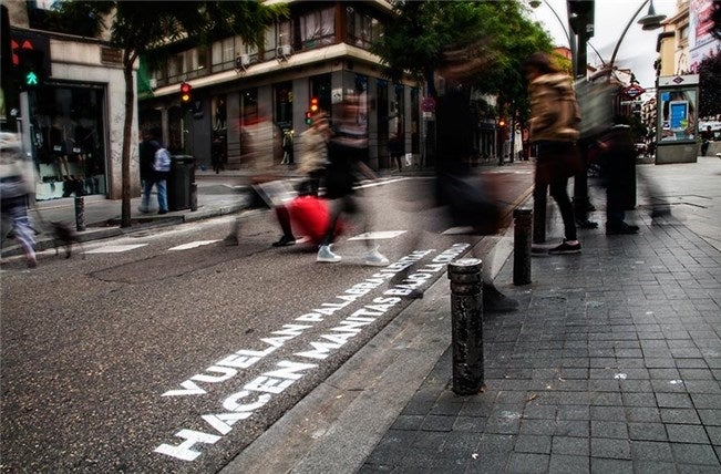 'Vuelan palabras lentas, hacen manitas bajo la ciudad' es una de las frases que formó parte de la iniciativa 'Madrid te comería a versos', de Boa Mistura, con fragmentos de canciones de Leiva y Rayden.