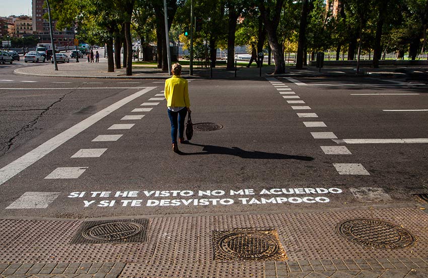 'Si te he visto no me acuerdo y si te desvisto tampoco' es una de las frases que formó parte de la iniciativa 'Madrid te comería a versos', de Boa Mistura, con fragmentos de canciones de Leiva y Rayden.