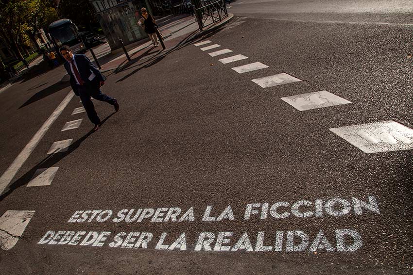 'Esto supera la ficción, debe ser la realidad' es una de las frases que formó parte de la iniciativa 'Madrid te comería a versos', de Boa Mistura, con fragmentos de canciones de Leiva y Rayden.