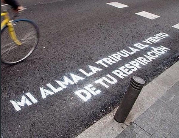 'Mi alma la tripula el viento de tu respiración' es una de las frases que formó parte de la iniciativa 'Madrid te comería a versos', de Boa Mistura, con fragmentos de canciones de Leiva y Rayden.