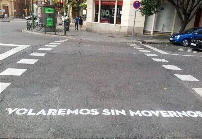 'Volaremos sin movernos' es una de las frases que formó parte de la iniciativa 'Madrid te comería a versos', de Boa Mistura, con fragmentos de canciones de Leiva y Rayden.