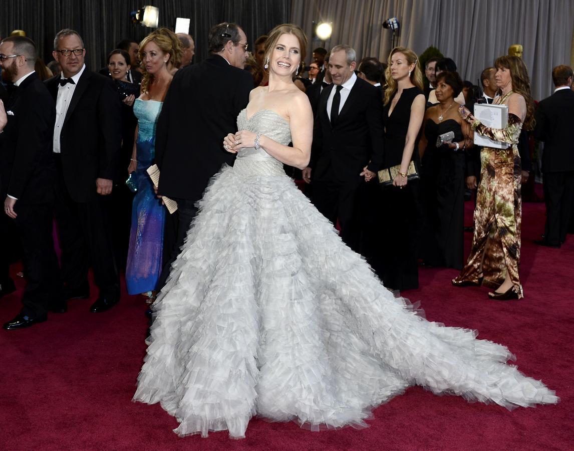 Para recordar. Así fue el vestido de Oscar de la Renta, con mucho volumen y volantes, que llevó Amy Adams en los Oscar de 2013