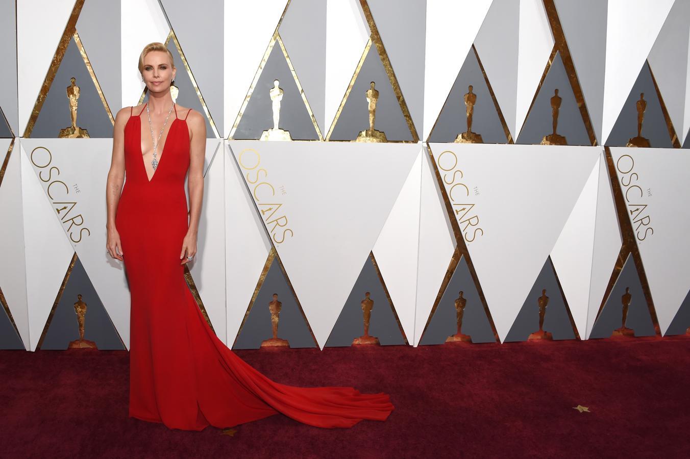 Espectacular de rojo con escote de vértigo, Charlize Theron de Dior en los Oscar de 2016