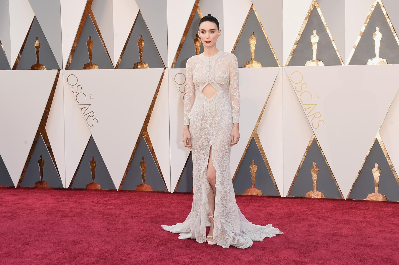 Rooney Mara sorprendió con un vestido de Riccardo Tisci para Givenchy en la alfombra roja de los Premios Oscar de 2016. La amanga larga y la abertura en el estómago marcaron la diferencia