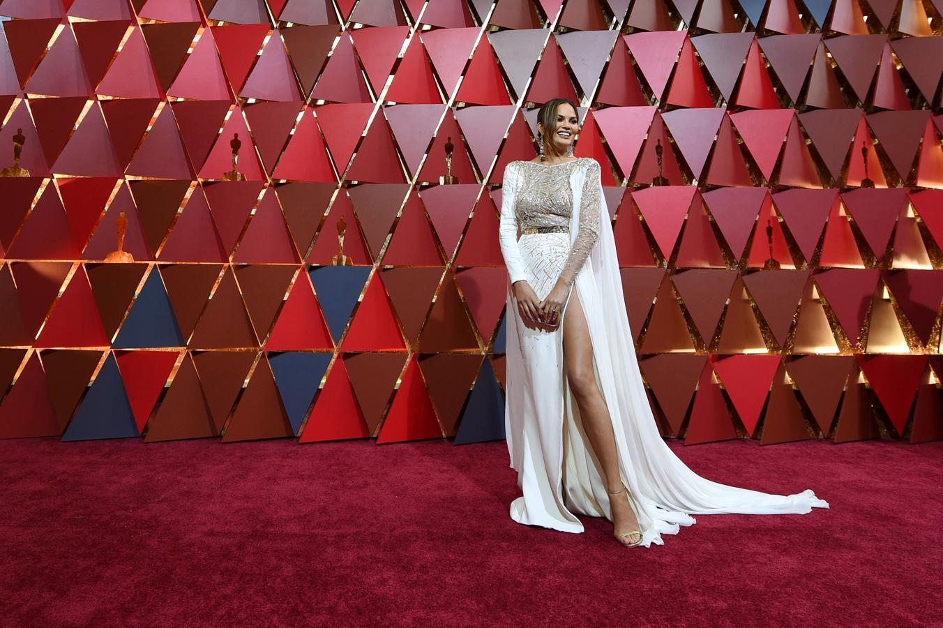 En 2017, Chrissy Teigen derrochó sensualidad con un vestido blanco con abertura lateral de Zuhair Murad.