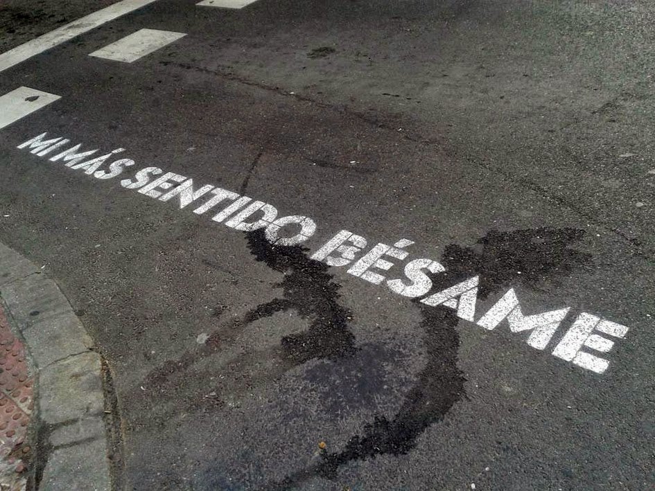 'Mi más sentido bésame' es una de las frases que formó parte de la iniciativa 'Madrid te comería a versos', de Boa Mistura, con fragmentos de canciones de Leiva y Rayden.