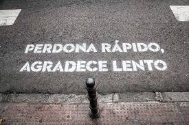 'Perdona rápido, agradece lento' es una de las frases que formó parte de la iniciativa 'Madrid te comería a versos', de Boa Mistura, con fragmentos de canciones de Leiva y Rayden.