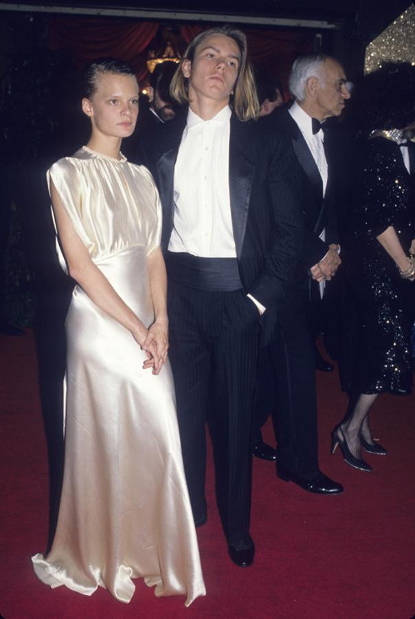 En 1989, la actriz Martha Plimpton llegaba a los Oscar junto a River Phoenix con un vestido de raso blanco que, 30 años después, sigue entre nuestros favoritos de la alfombra roja de estos premios.