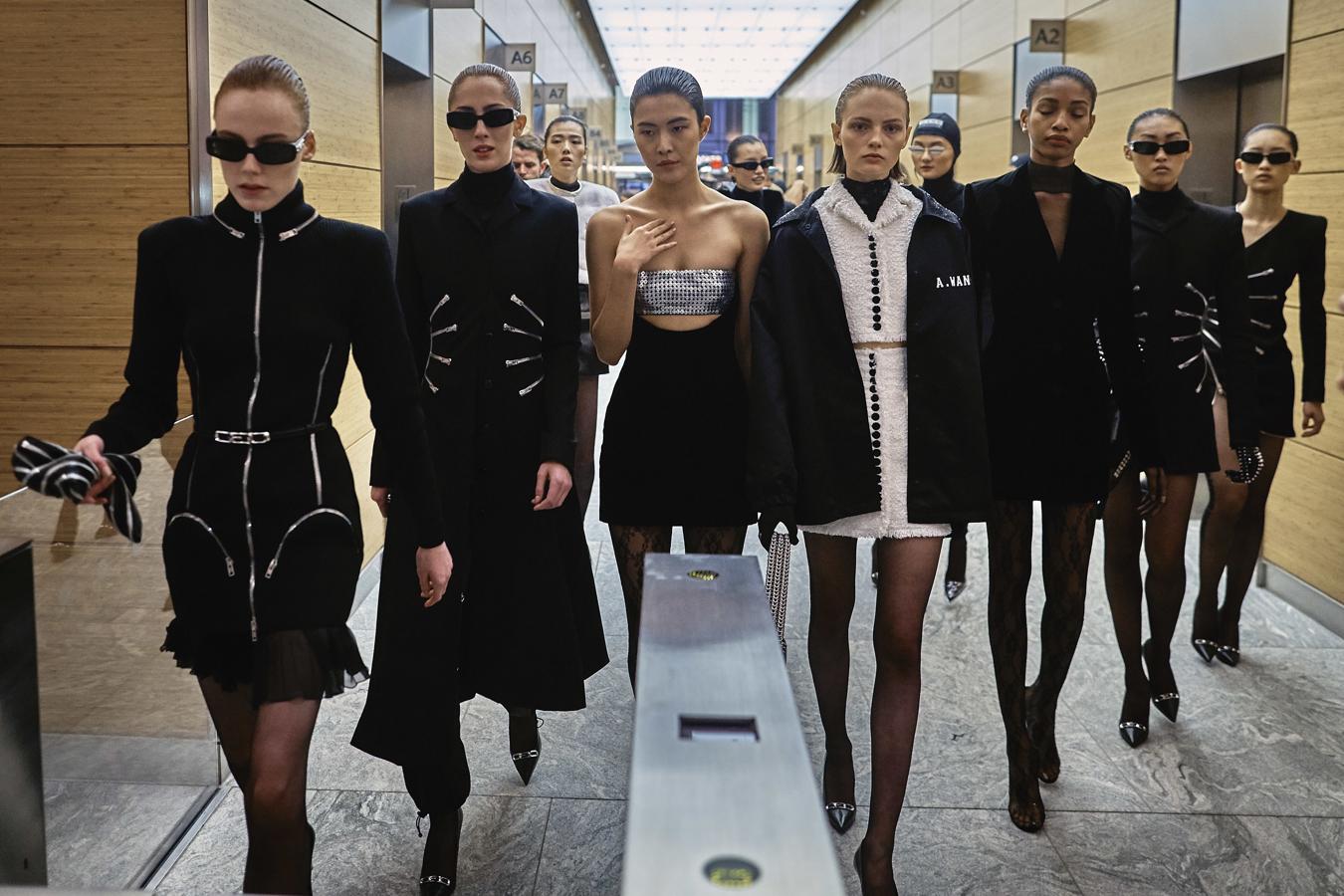 En plena Semana de la Moda de Nueva York, Alexander Wang rindió homenaje a las mujeres CEO haciendo un guiño a la moda que llevaron los protagonistas de Matrix