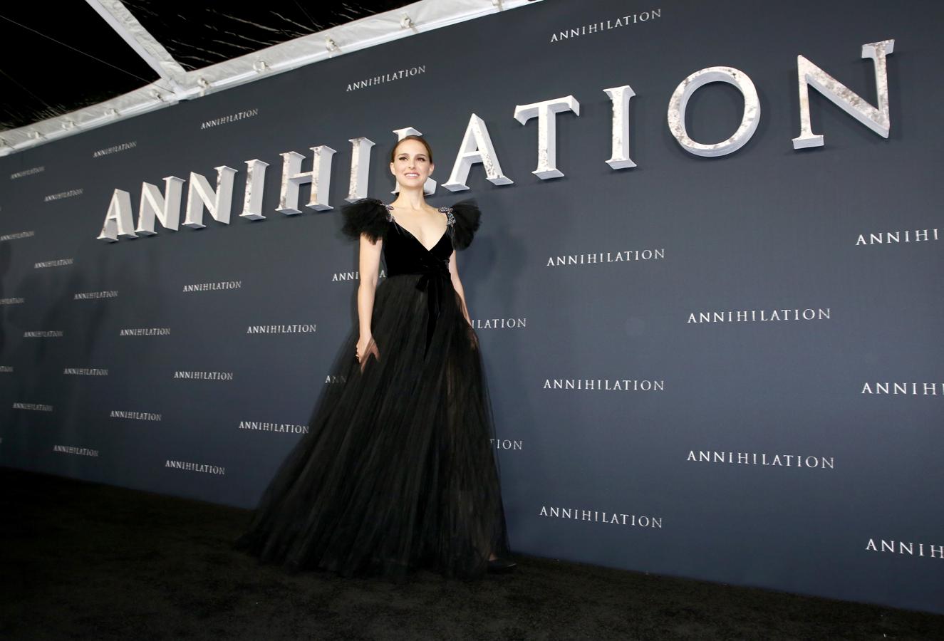 No has tenido un déjà vu. Natalie Portman ha vuelto a ver el cisne negro con un impresionante vestido de Valentino con plumas en los hombros. Así se vistió para el estreno de Annihilation