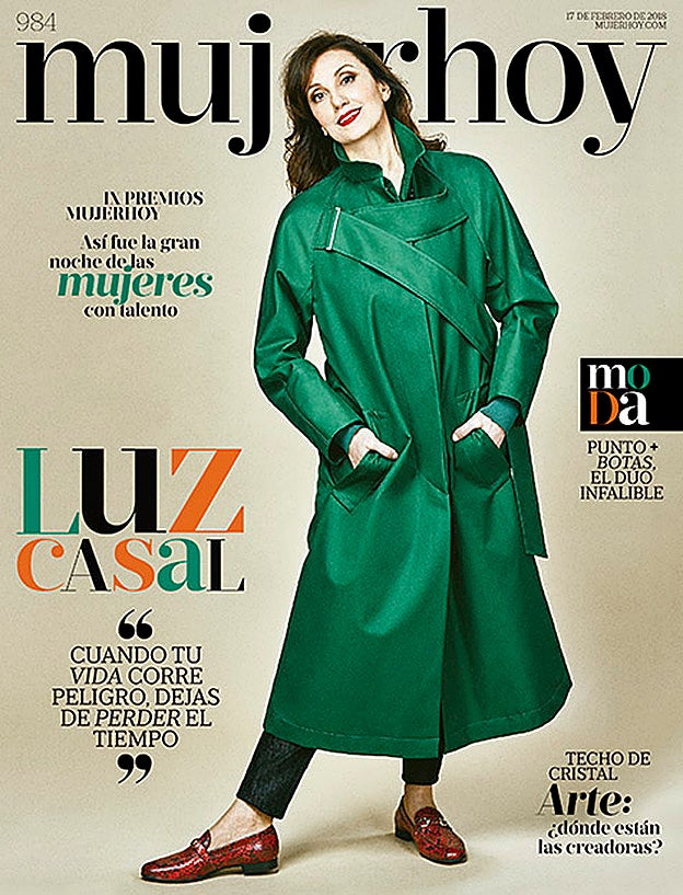 Luz Casal, fotografiada por Chesco López, con un abrigo de Sportmax, vaqueros de Max Mara y mocasines de Geoz. Estilismo de José Herrera.