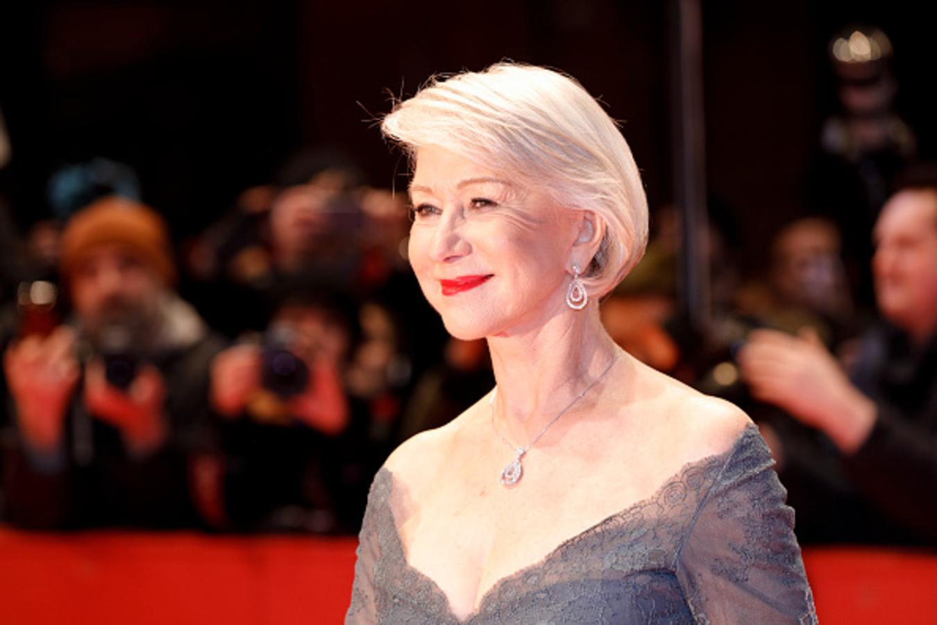 La actriz Helen Mirren con raya a un lado y labios rojos.