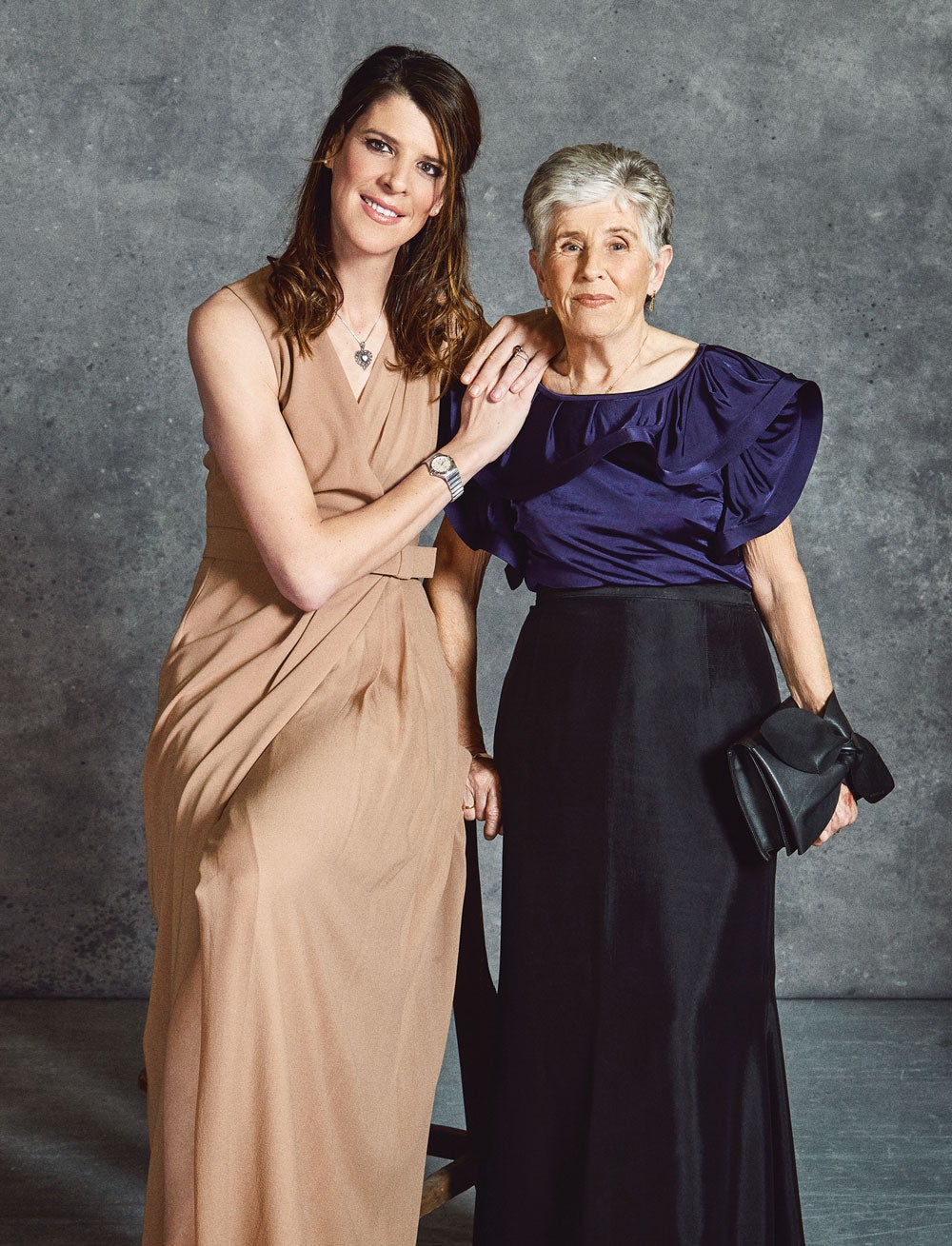 Ruth Beitia, vestida de Max Mara posa, con su madre, Aurora Vila.