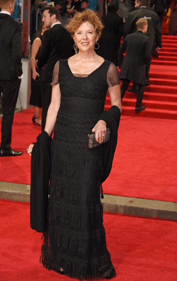 Annette Bening con vestido negro largo con puntillas.