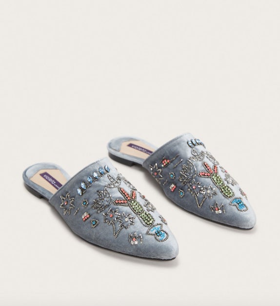 Mocasín de terciopelo con apliques, de Mango: 49,99 euros.