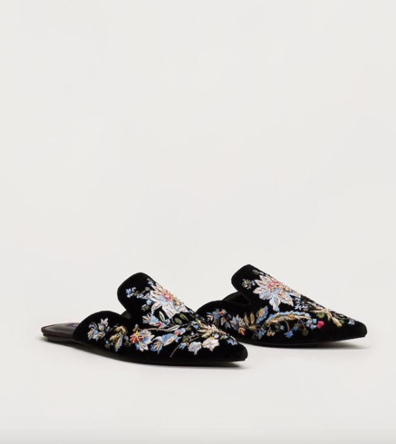 Mocasín de terciopelo bordado, de Mango: 24,99 euros.