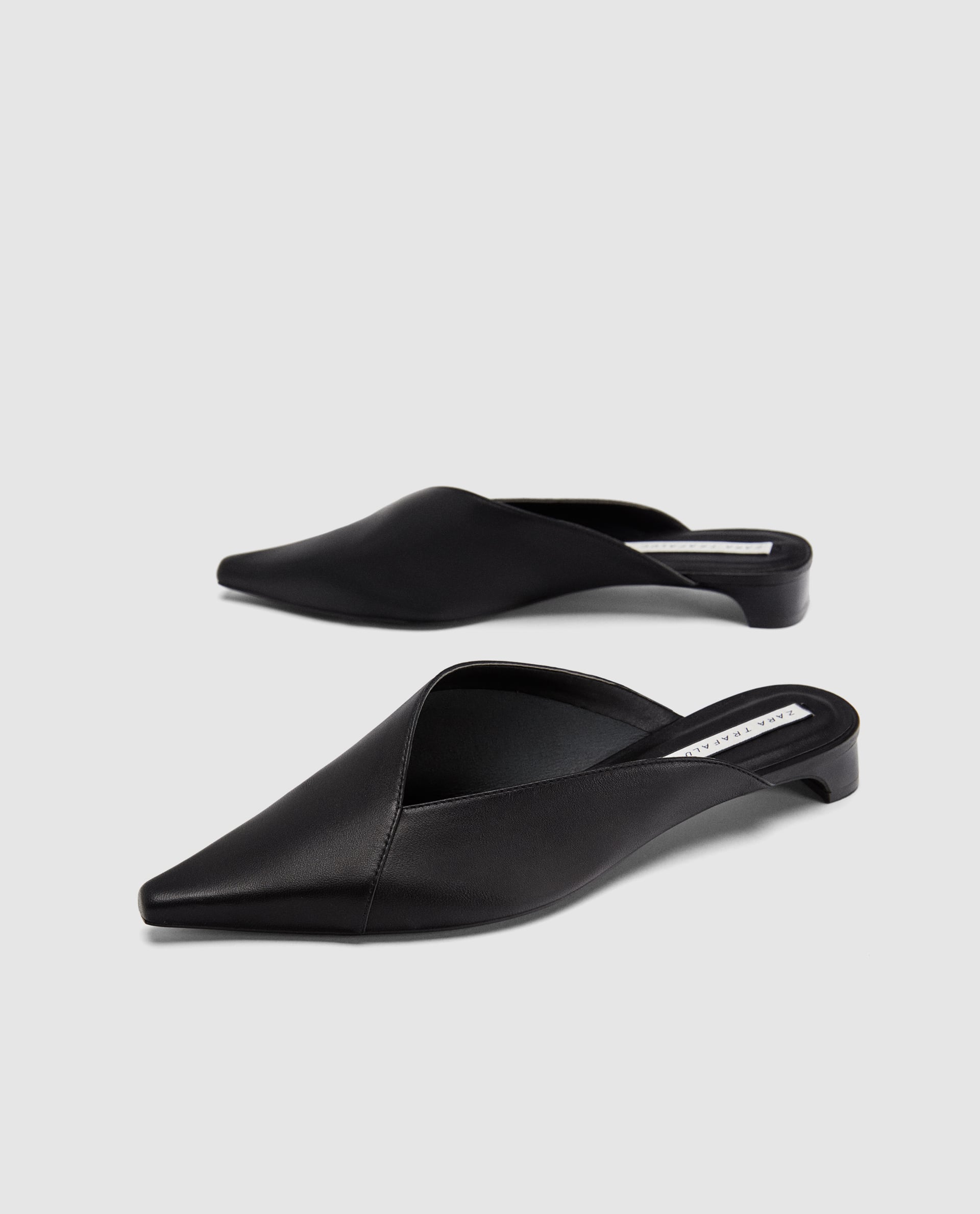 Babuchas asimétricas de piel, de Zara: 29,95 euros.