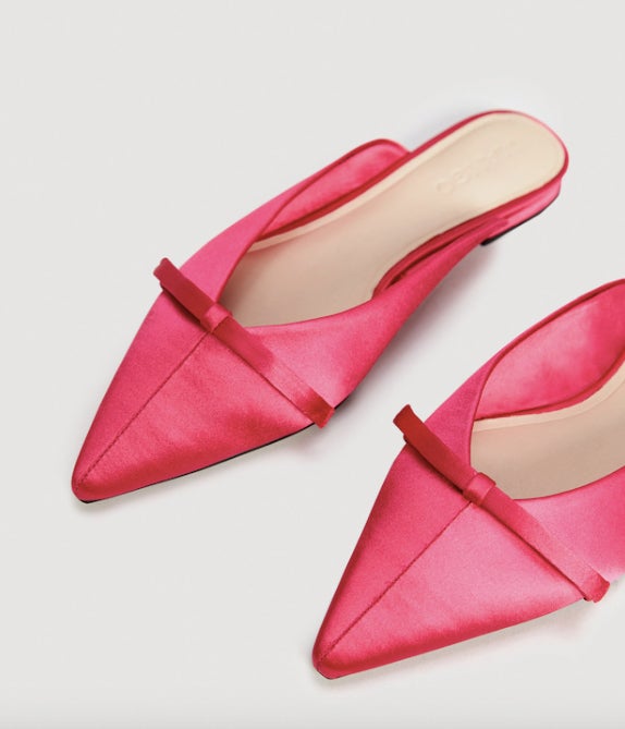 Zapatos satinados con lazo, de Mango: 29,99 euros.