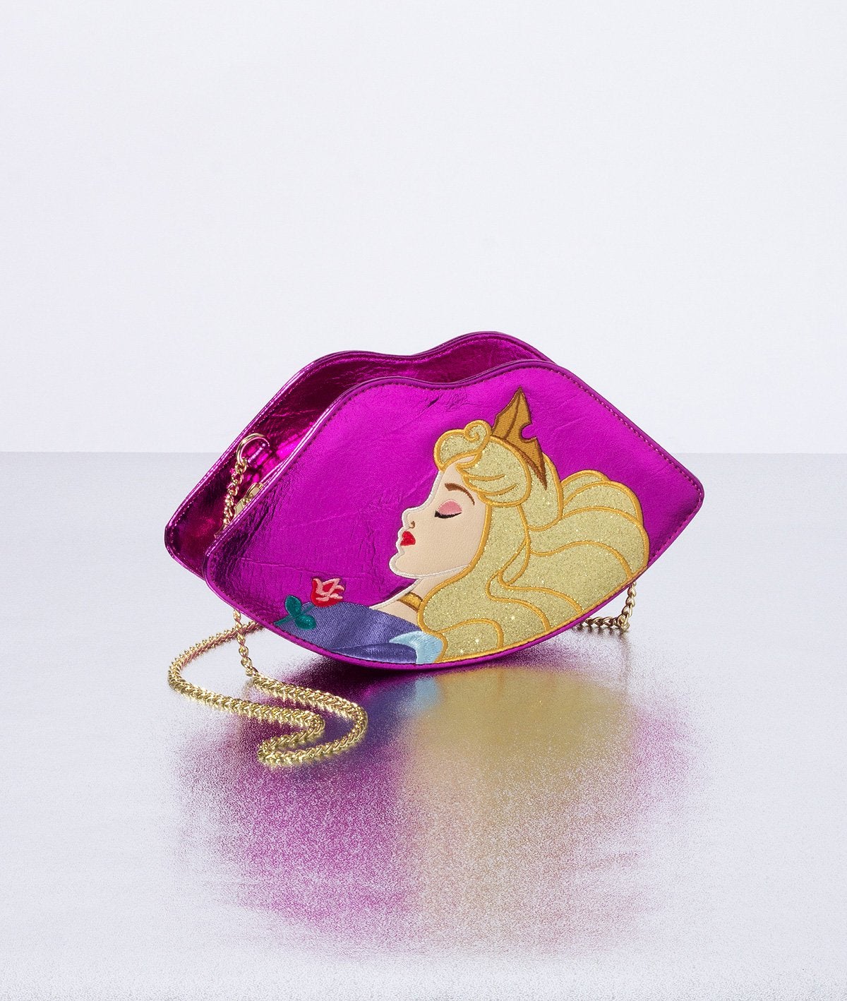 Bolso con forma de labios de La Bella durmiente: 46 euros.