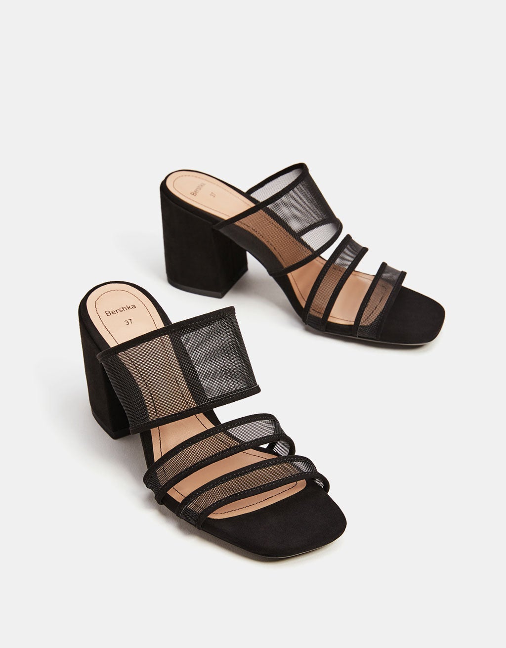 Sandalia de rejilla con tacón de Bershka: 29,99 euros.