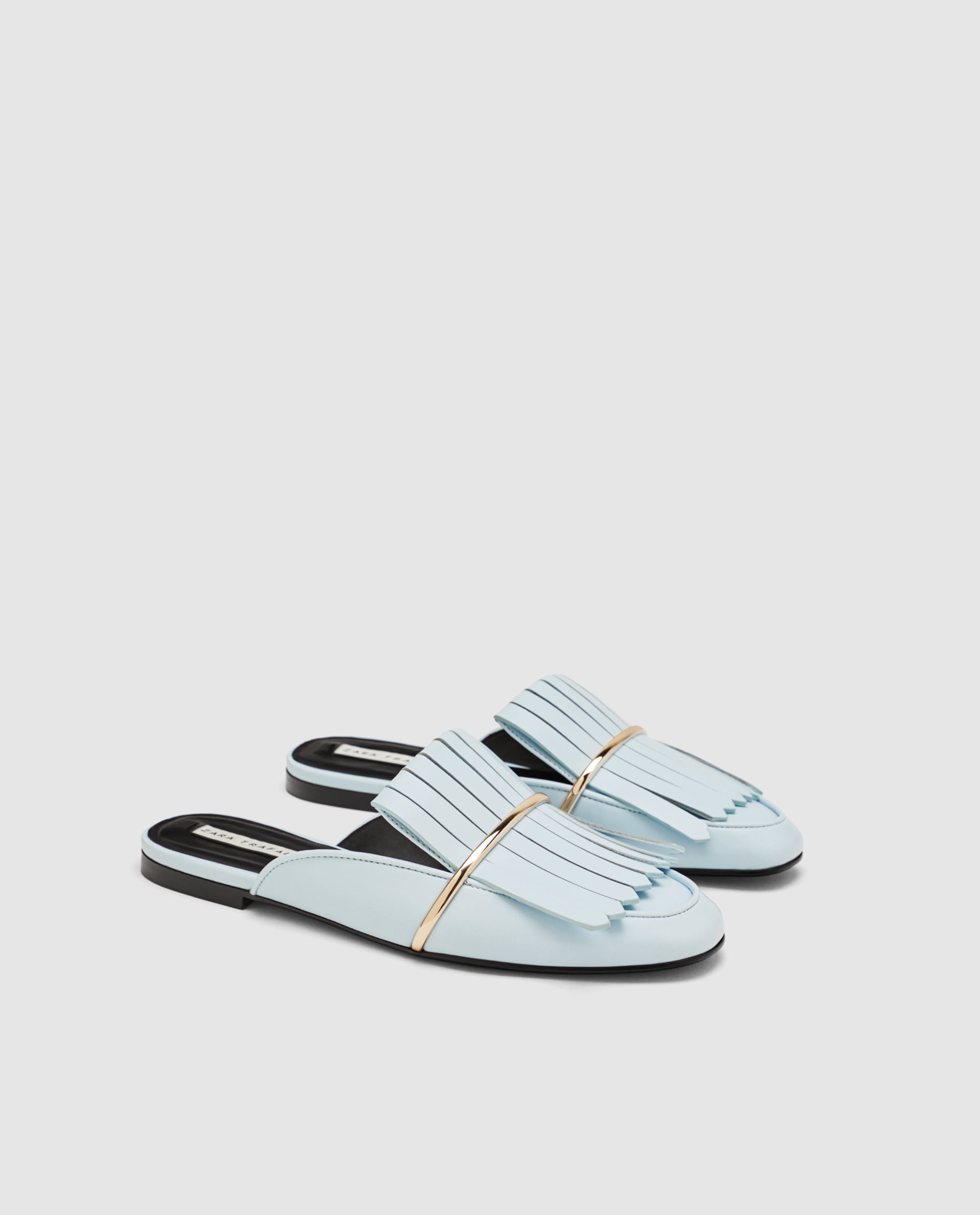 Zapato plano destalonado con flecos de Zara: 29,95 euros.