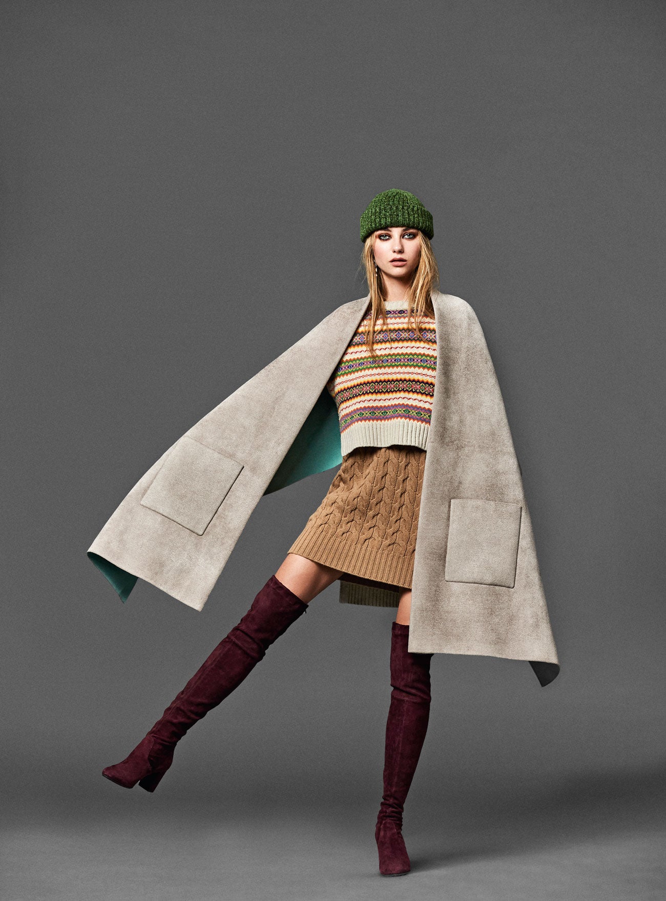 Vestido de ochos, de Max Mara; jersey de grecas, de Stella McCartney; y capa de Salvatore Ferragamo. Botas de Mascaró, gorro de Hermés y pendientes de Loewe.