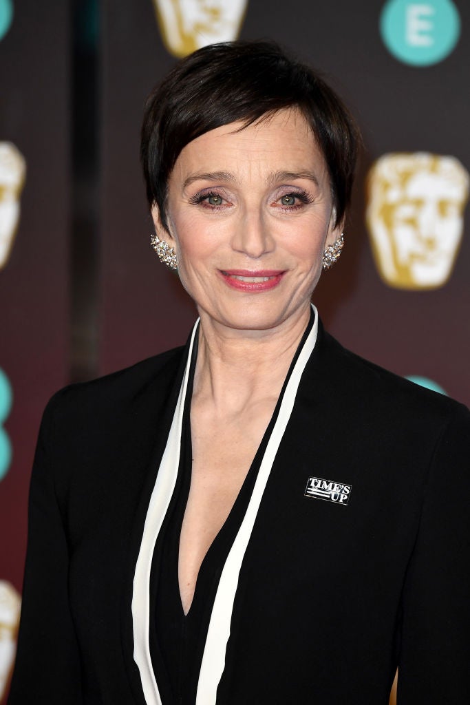 Kristin Scott Thomas con pixie y un maquillaje muy suave con sombras lilas, pestañas XXL y labios rosas.