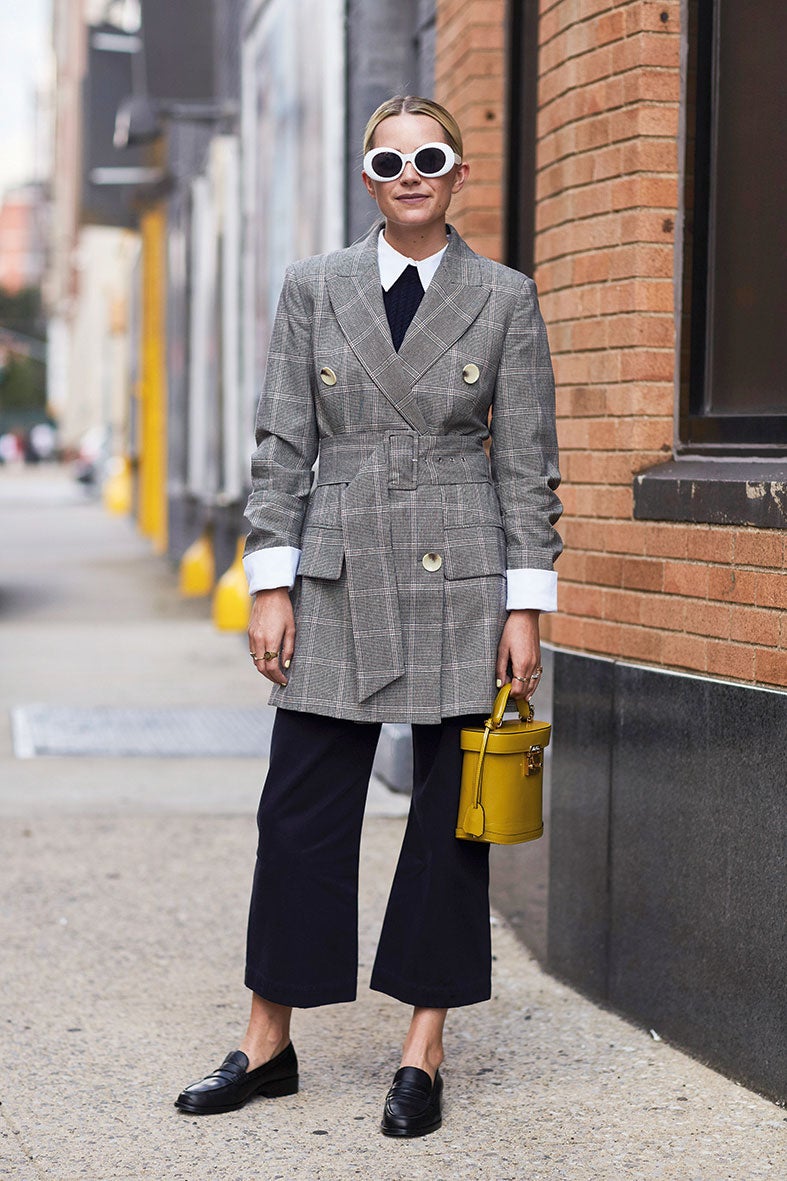 Street Style: Tomboy en la oficina. Camisa, pajarita, americana de cuadros, mocasines... parece el uniforme de un ejecutivo, pero en realidad es el perfecto look femenino de oficina.