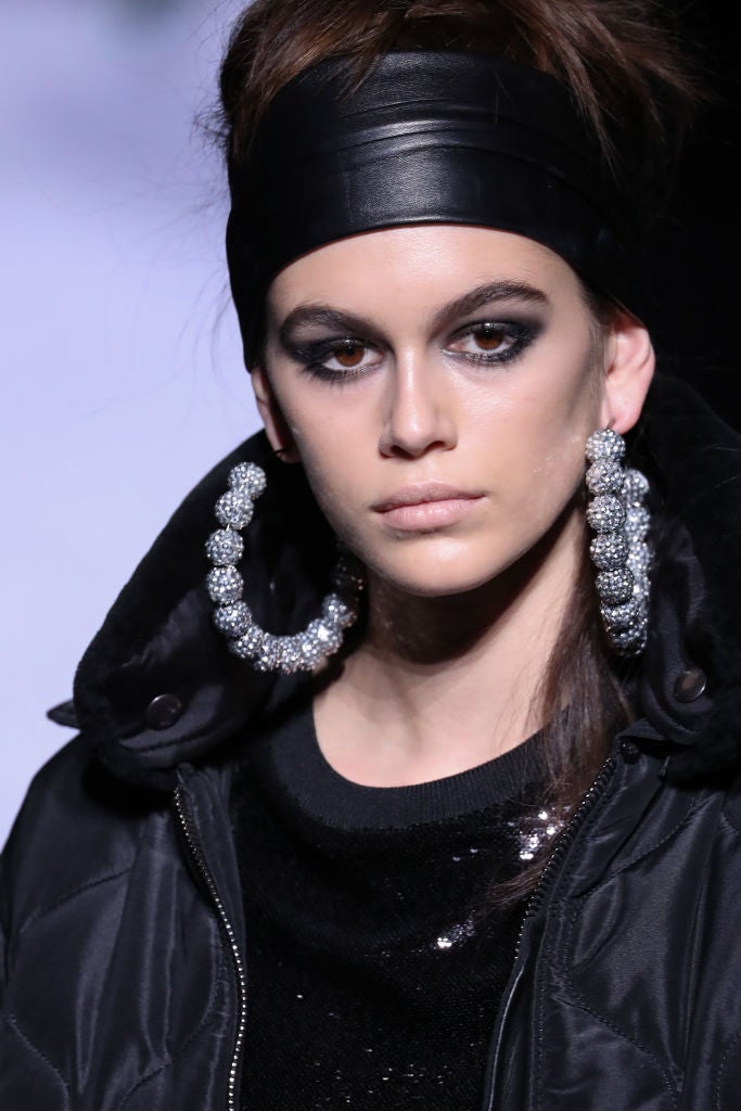 Tom Ford apuesta por las cintas anchas para adornar las melenas.