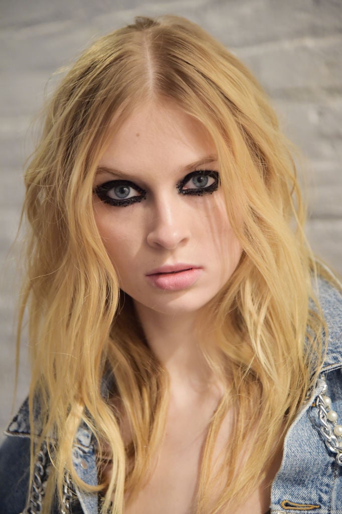 El eyeliner que propone Alice+Olivia es excesivo para el día, pero para la noche nos encanta.