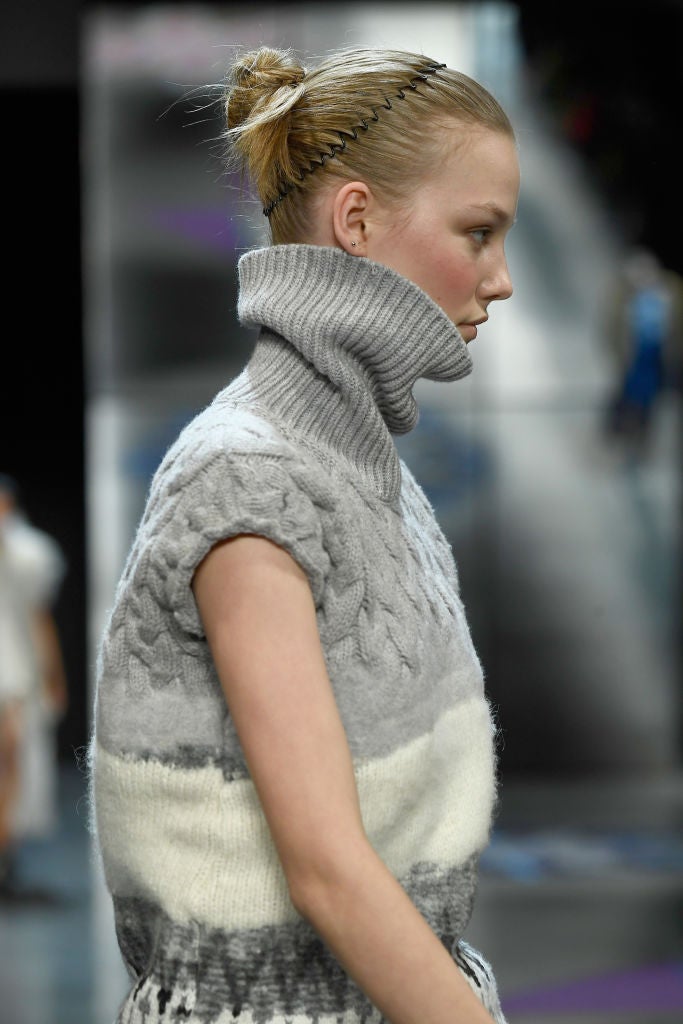 Un moño de bailarina muy pulido y adornado con la diadema en zigzag, la propuesta de Prabal Gurung que puede triunfar en 2018.