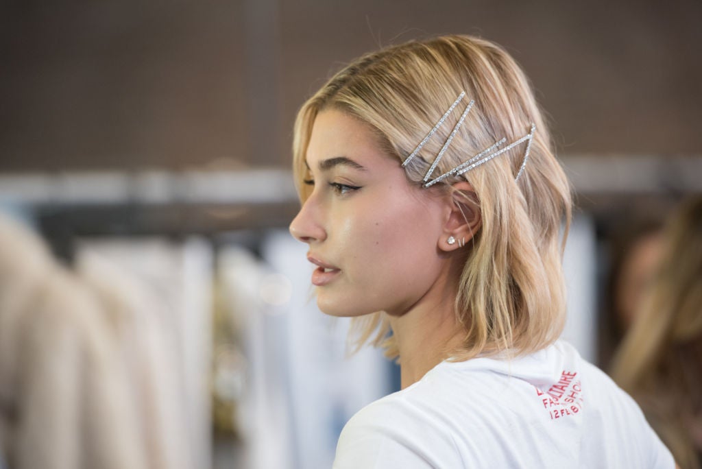 Así nos propone Zadig & Voltaire llevar las horquillas en el pelo.