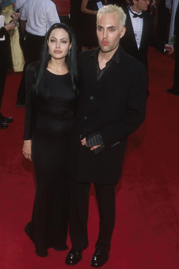 Angelina Jolie llevó el estilo gótico a la alfombra roja de los Oscar en 2000. Ni el tinte ni el maquillaje, y menos ese vestido como de andar por casa, estaban a la altura de la gala