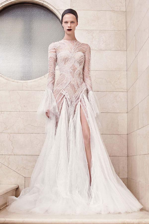 Si hubiera sido el blanco, Angelina Jolie hubiera podido elegir este vestido 'wedding style' de Atelier Versace.