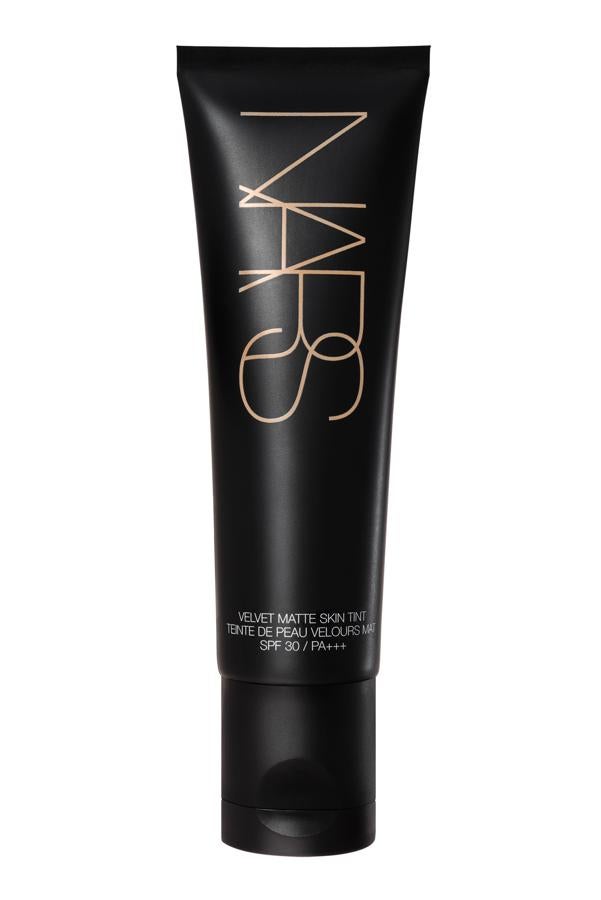Velvet Matte Skin Tint SPF 30 de Nars. Fórmula oil-free que proporciona un acabado natural, con control de brillo y beneficios de tratamiento, todo en uno. (39€)