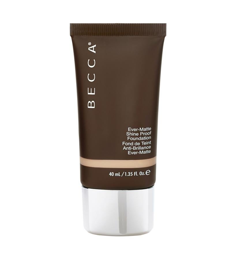 Ever Matte Shine Proof Foundation de Becca. Un fondo de maquillaje cremoso de cobertura mediana que controla el brillo y deja un acabado mate y aterciopelado. (28€, en Sephora)