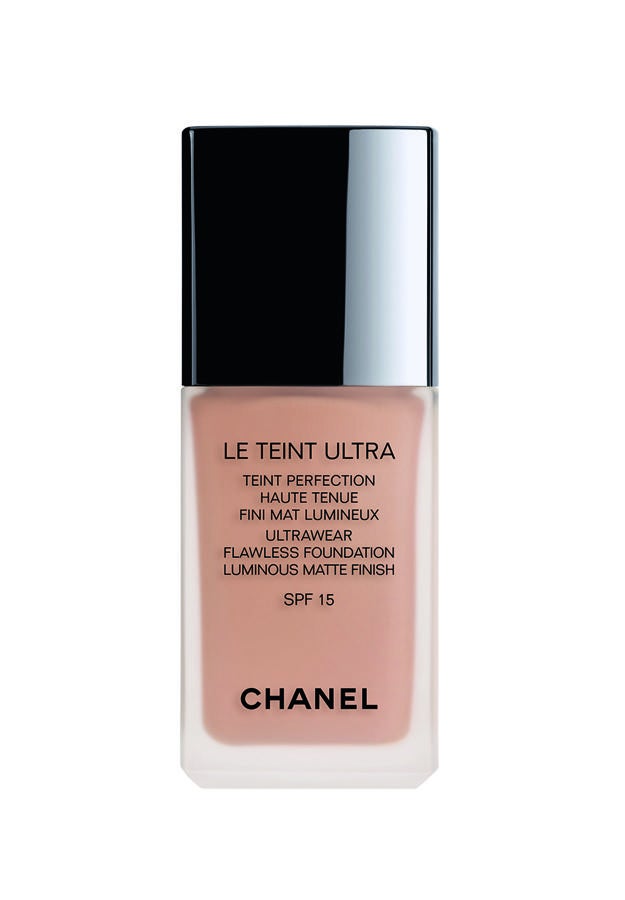 Le Teint Ultra de Chanel. Fondo de maquillaje fluido de larga duración y acabado mate luminoso. Con SPF15. Para una tez sin imperfecciones y sin brillos. Oil-free. (51€)