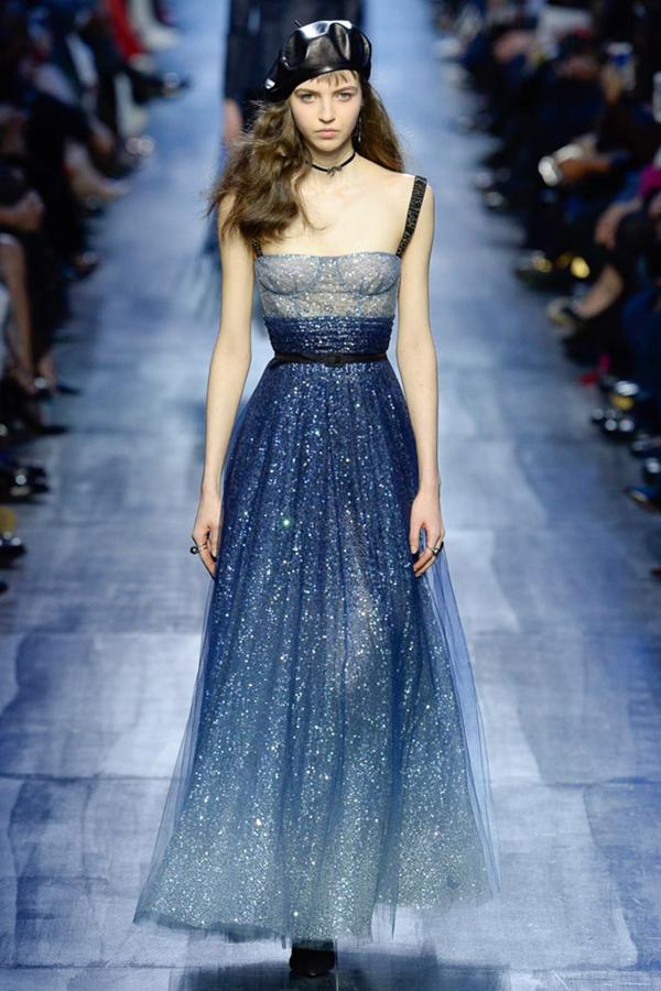O brillando a todo color con este maravilloso vestido joya de hace un par de temporadas de Dior.