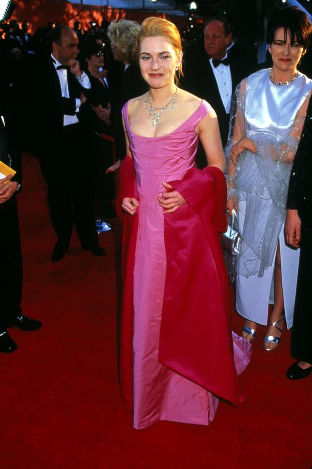 Por mucho que ahora sea tendencia, una de las grandes verdades de la humanidad es que "rosa y rojo, patada en el ojo". Y para patada, el vestido de Kate Winslet en 1996.