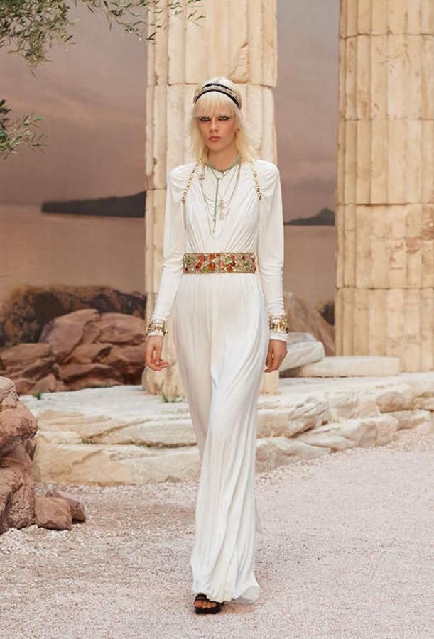 O por el 'total white', si las tornas reivindicativas se vuelven, con este diseño de la colección Resort de Chanel.