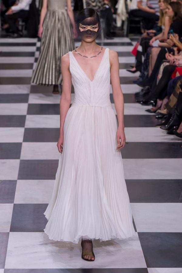 Y si el blanco hubiera sido el protagonista, nos la imaginábamos con este diseño bailarina de Dior.