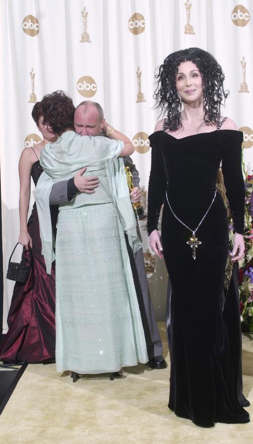 ¿Cher iba a un funeral o a los Oscar? El marco arquitectónico (aká los actores secundarios del fondo) dan miedo. Su look gótico, de 2002, es de llorar.